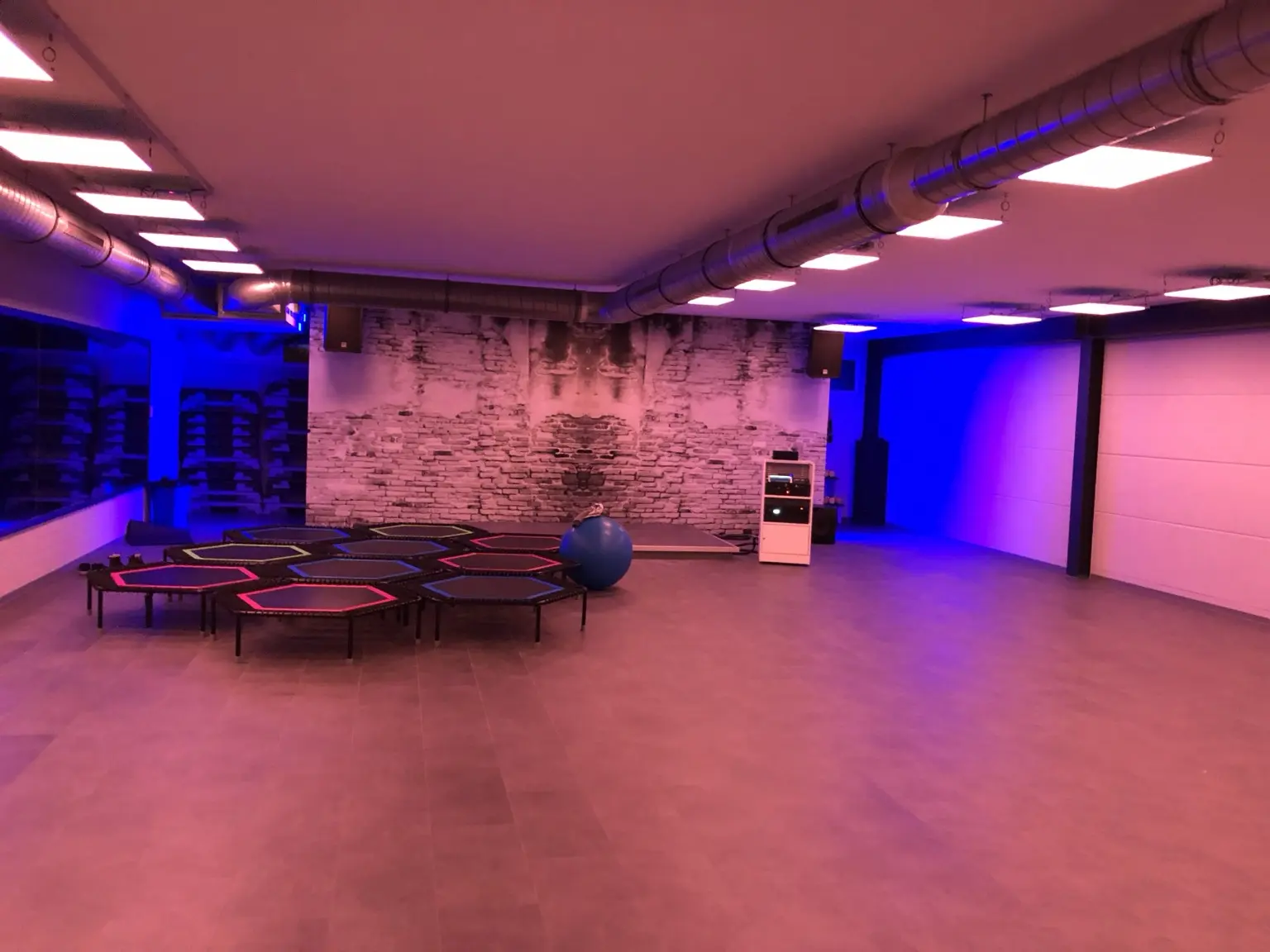 Showroom mit Reboundern, Ambientebeleuchtung und Soundtechnik