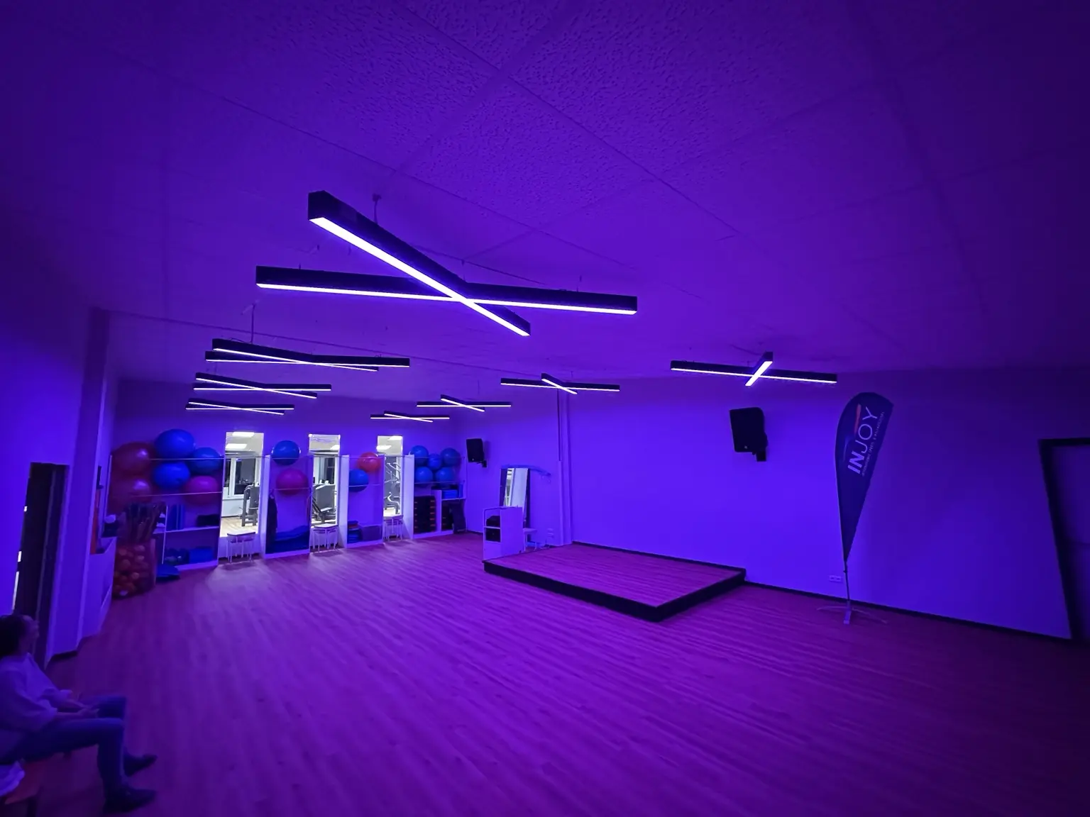 Showroom mit grüner Lichtstimmung, Spiegelwand und Bikes