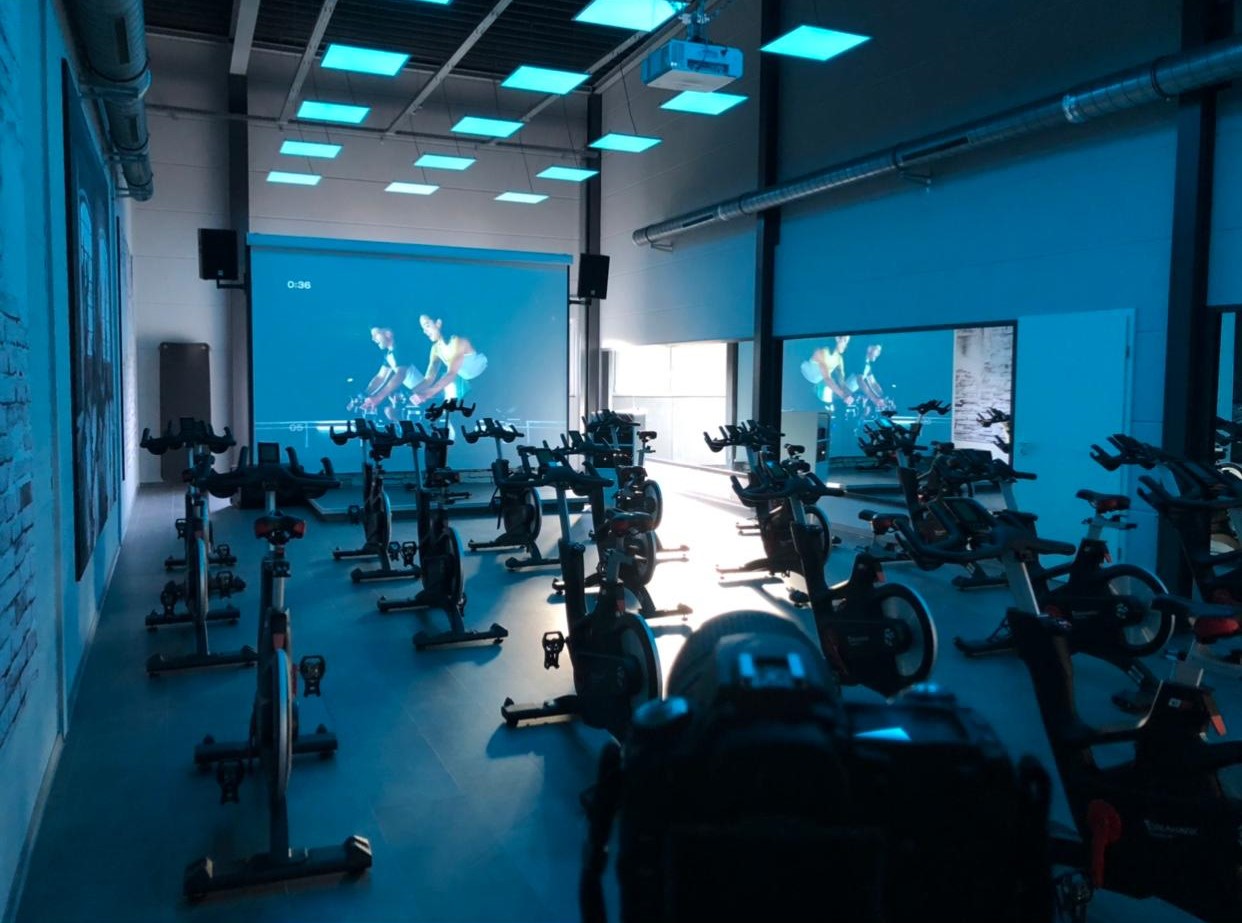 Kinosaal mit klaren weißen LED-Linien, Sitzreihen und Leinwand