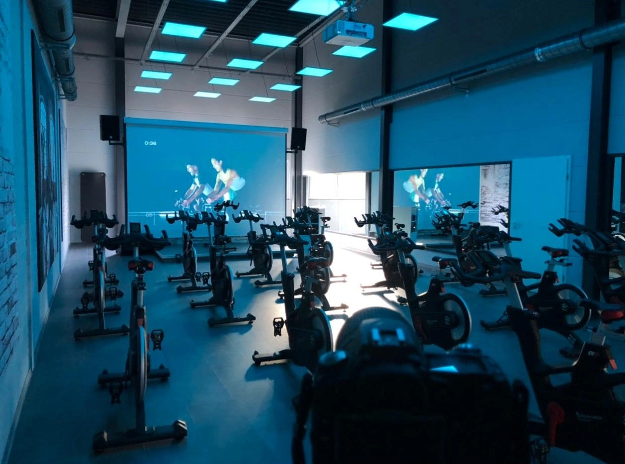 Kinosaal mit klaren weißen LED-Linien, Sitzreihen und Leinwand